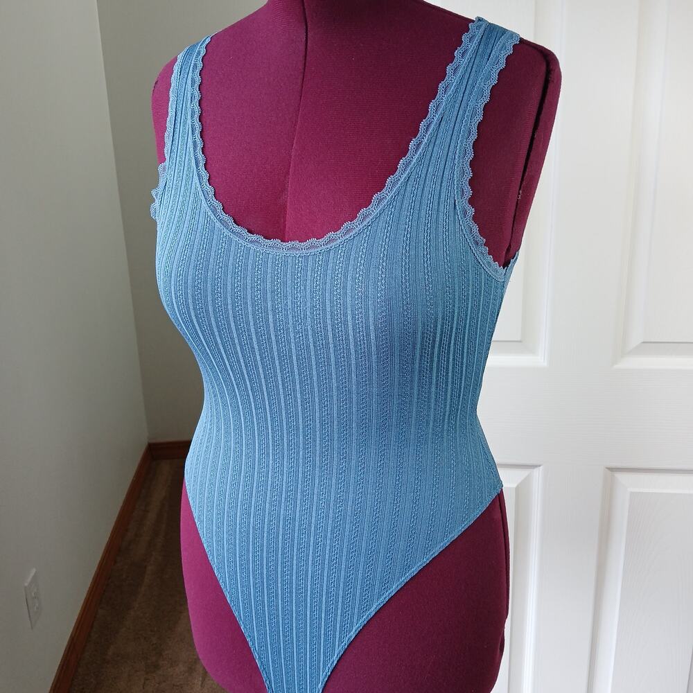 Forever 21 lace trim blue knit ribbed Bodysuit Medium EUC snaps scoop neck